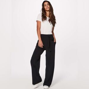 Lululemon Women’s Noir pants like new women’s wide size 6